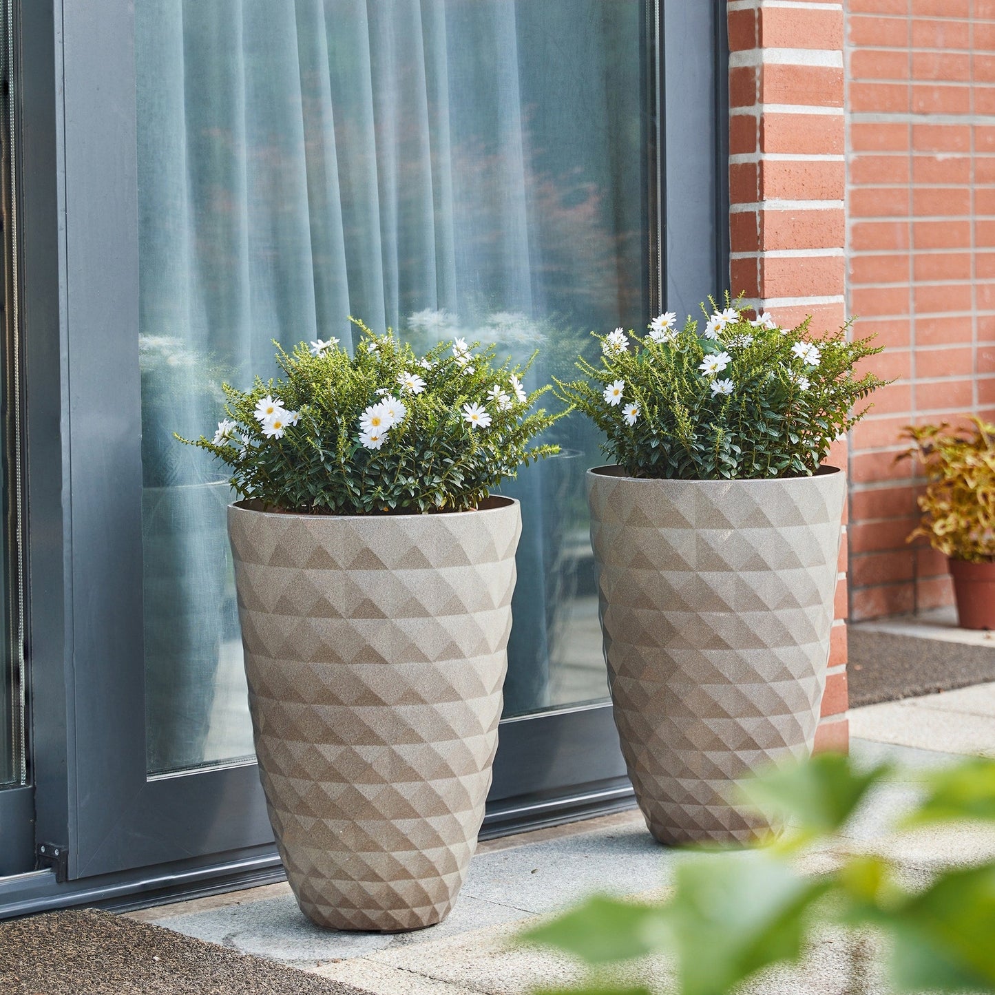 Glitzhome 19.75 H Eco-Friendly Oversized Faux Ceramic Diamond Textured Tall Planter Porch Flowerpot (Set of 2)
