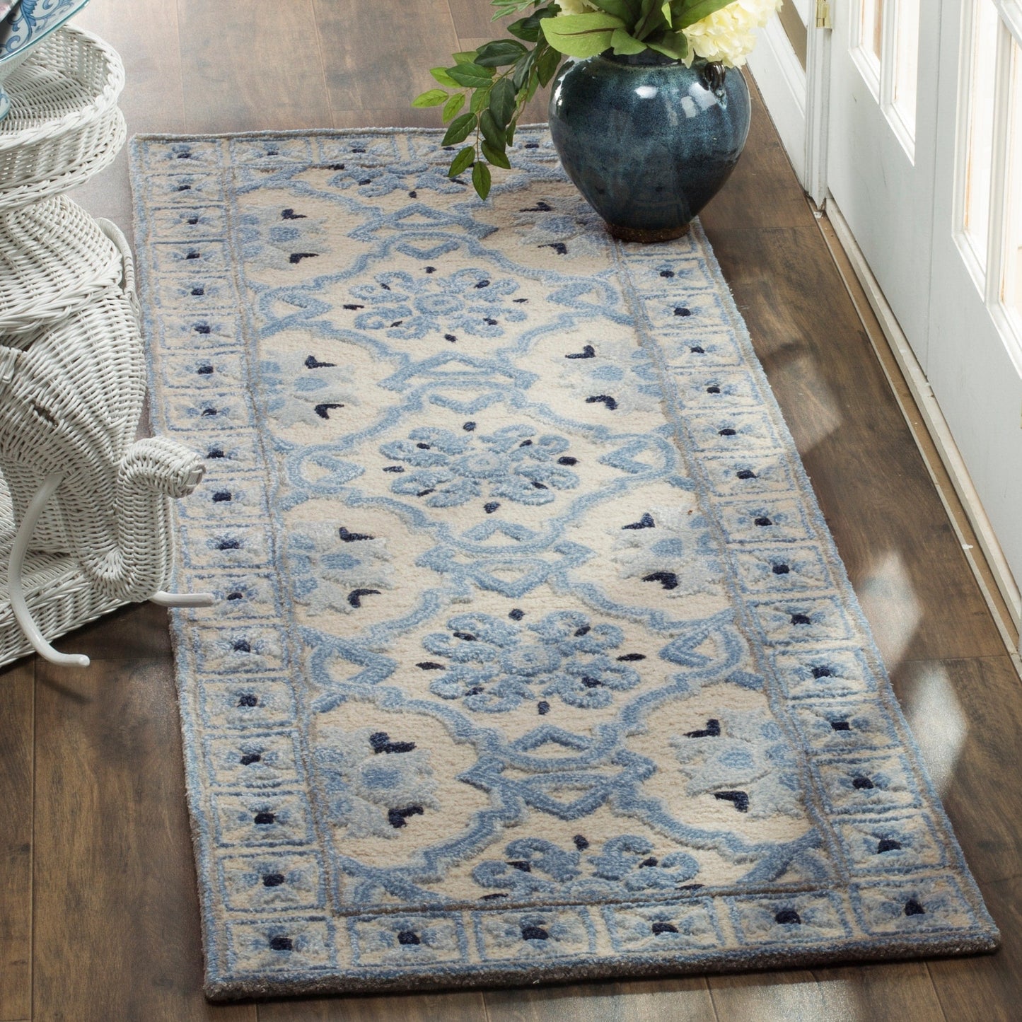 Tapis en laine floral moderne fait main Bella Rodica de SAFAVIEH