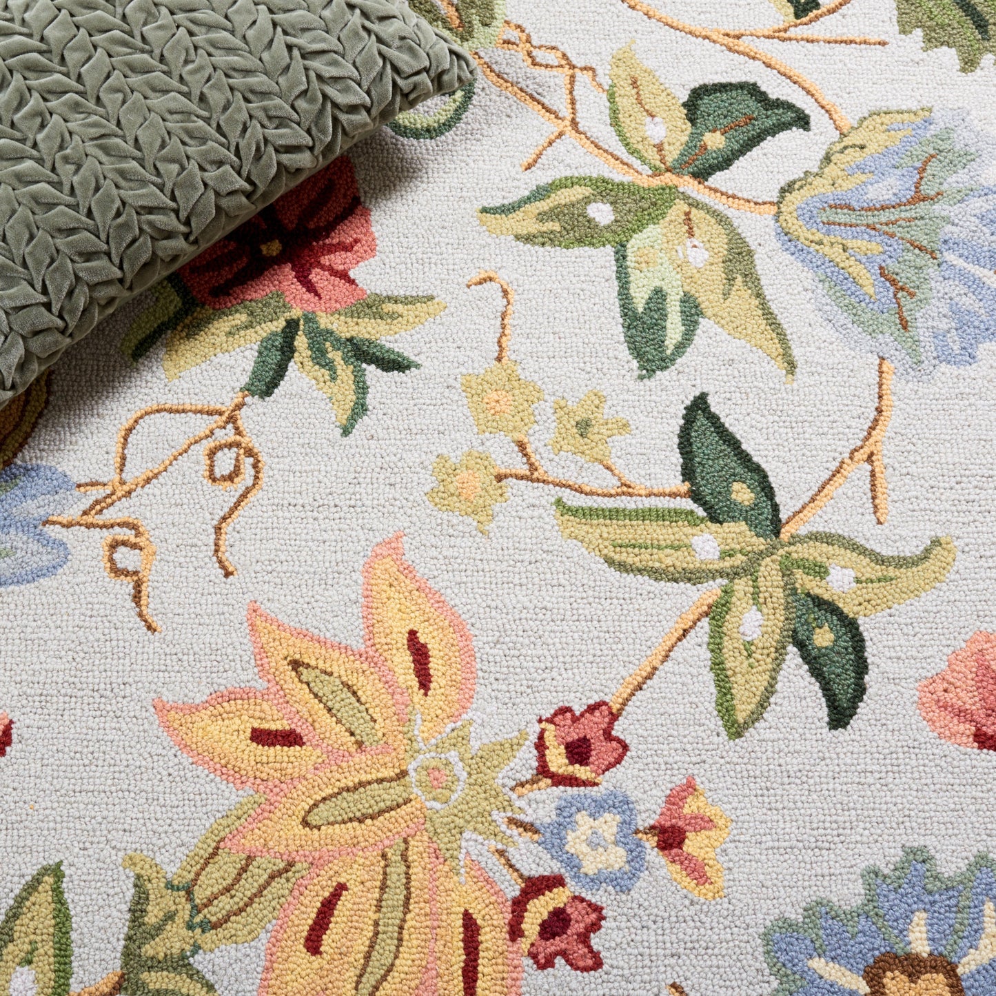 Tapis en laine floral Chelsea Yauhenia fait main SAFAVIEH de style campagnard français