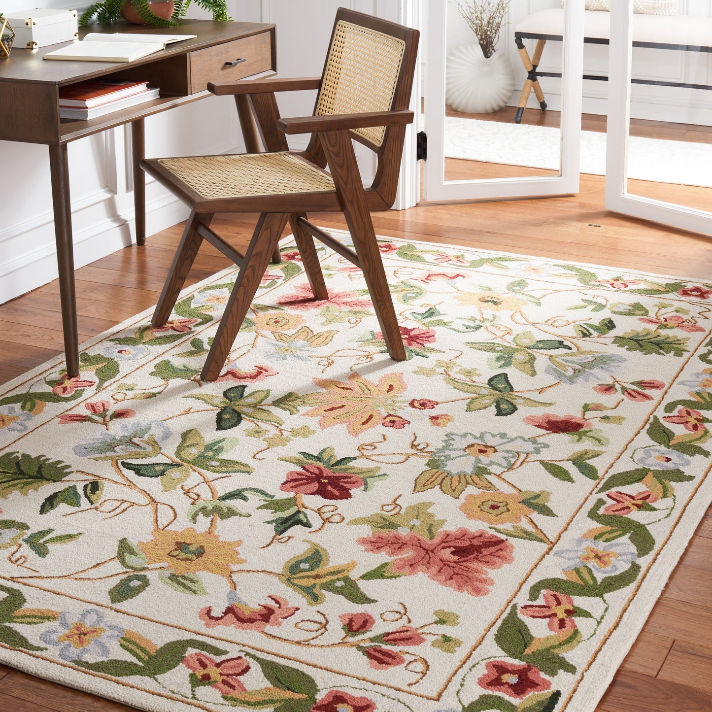 Tapis en laine floral Chelsea Yauhenia fait main SAFAVIEH de style campagnard français