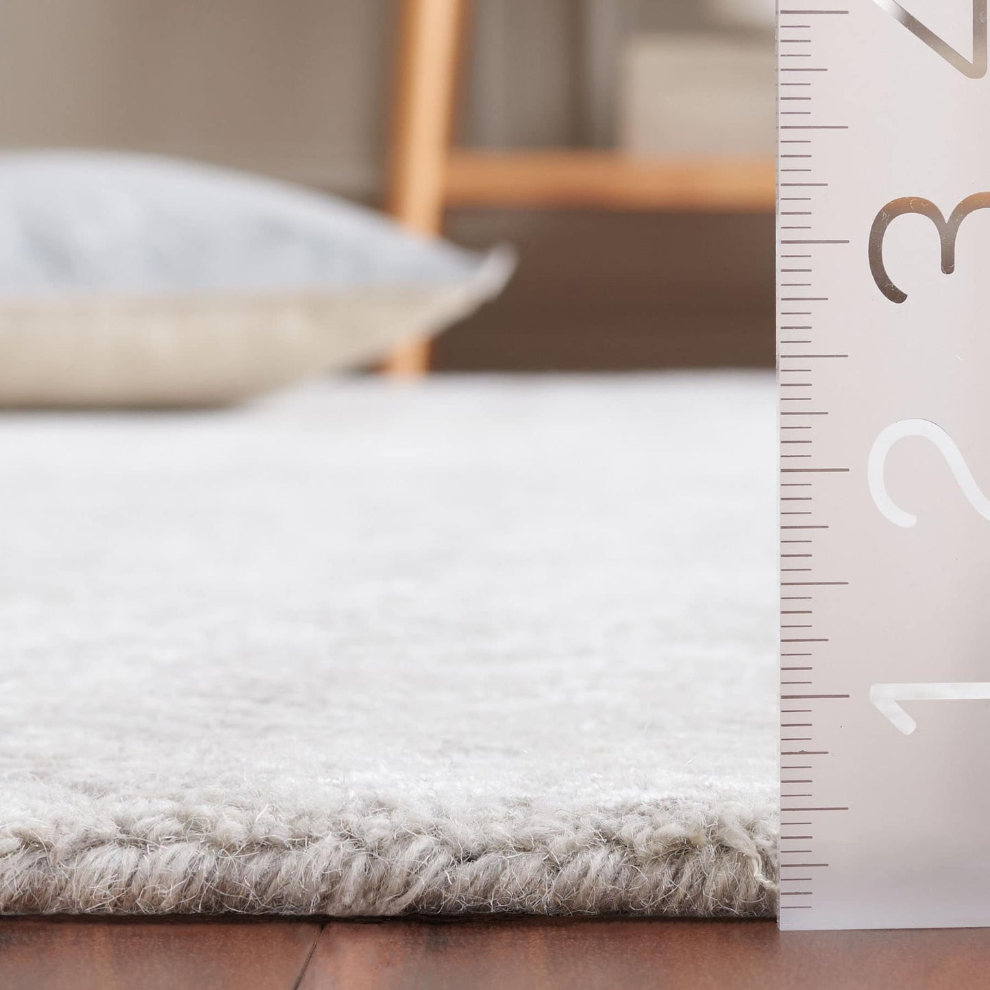 Tapis en viscose à chevrons Glamour Ostilia fait main SAFAVIEH