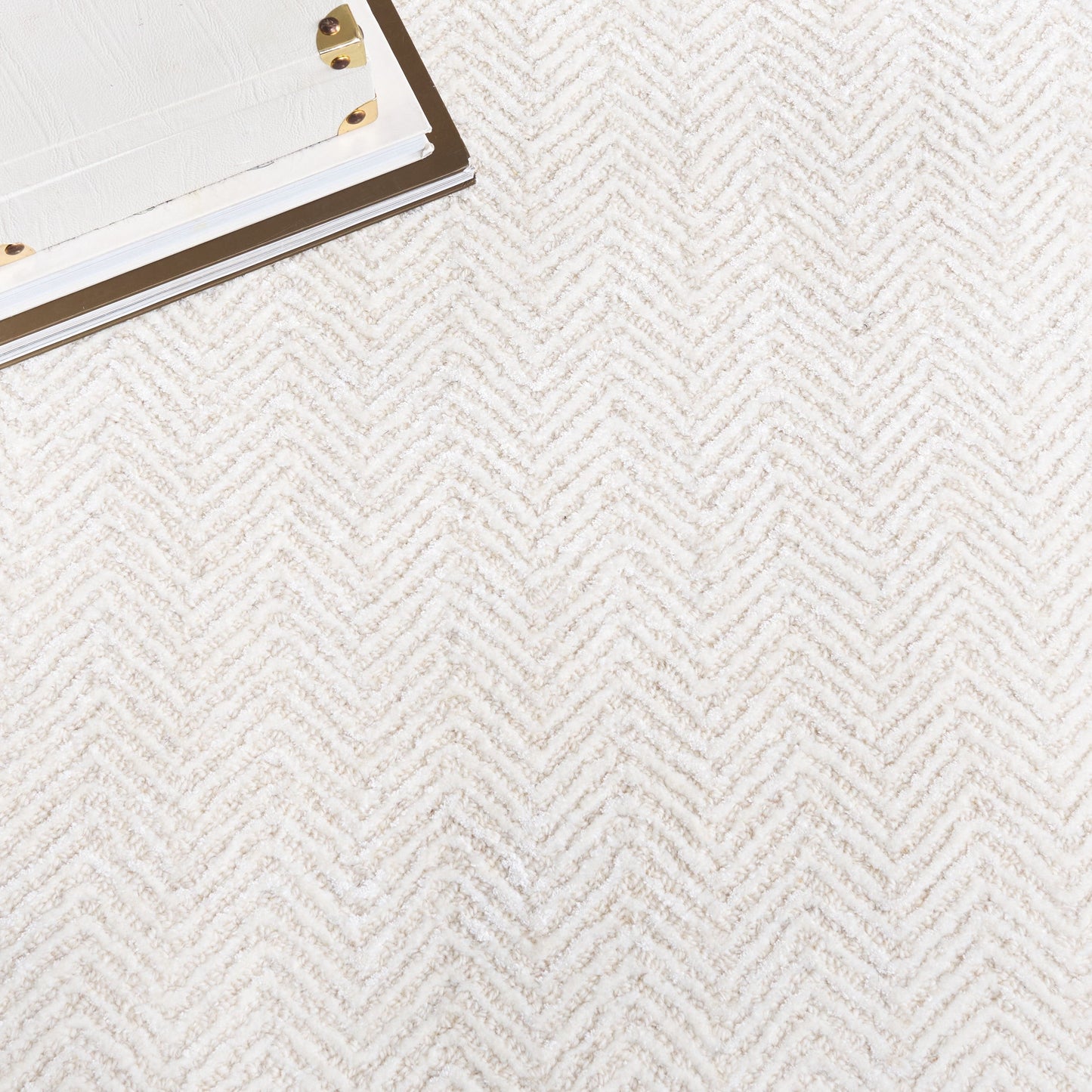 Tapis en viscose à chevrons Glamour Ostilia fait main SAFAVIEH