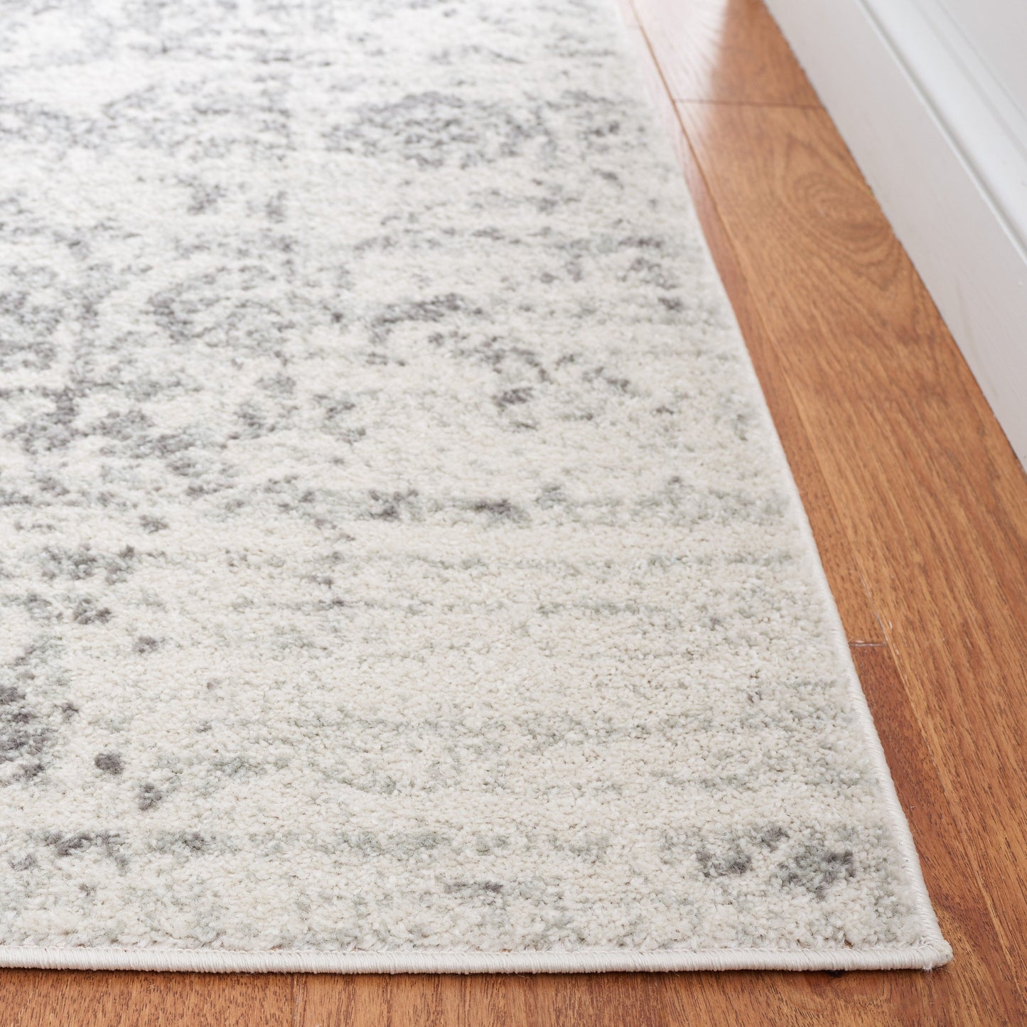 SAFAVIEH Madison Delois Medallion Rustic Farmhouse Distressed Rug