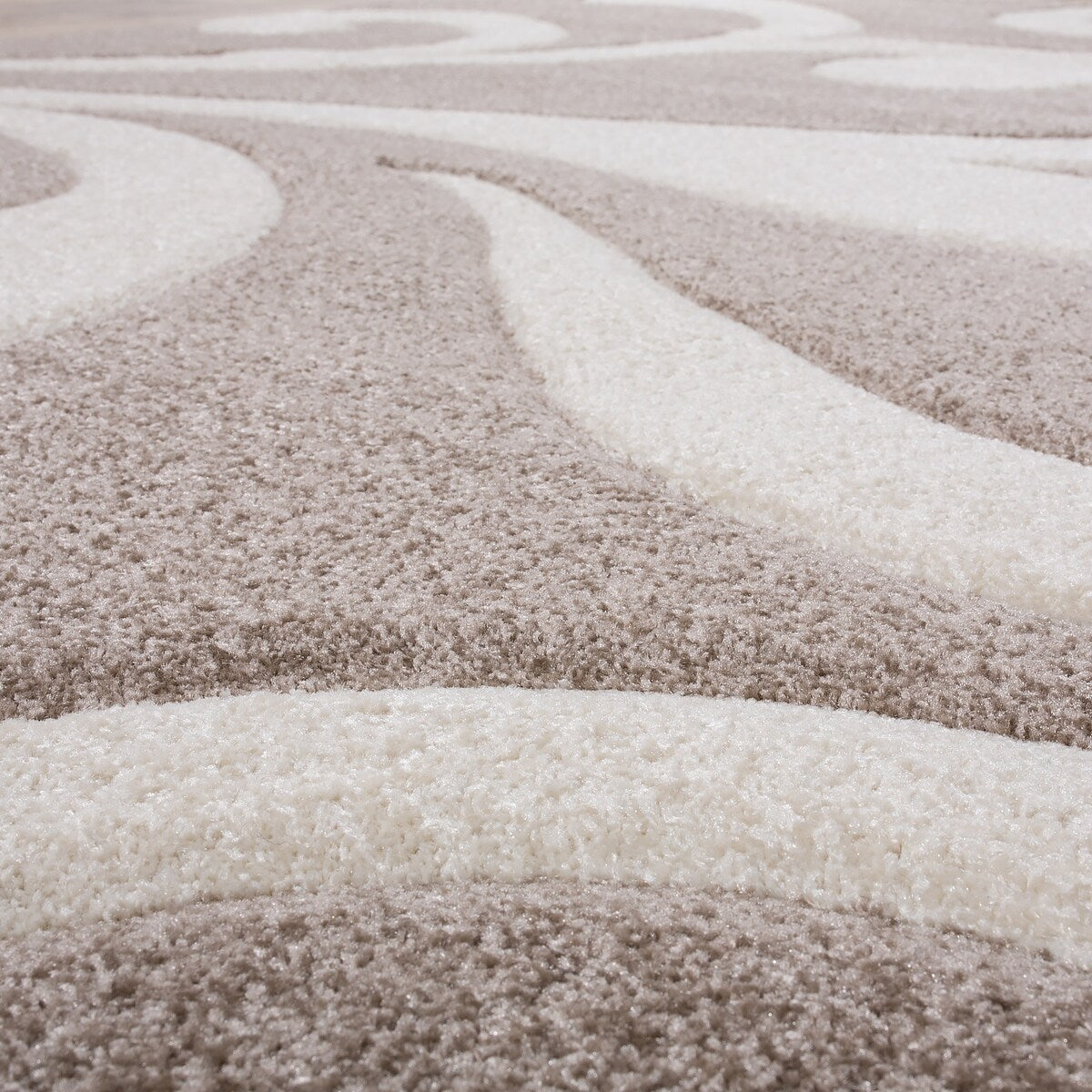 Tapis moderne à motif floral avec contour découpé