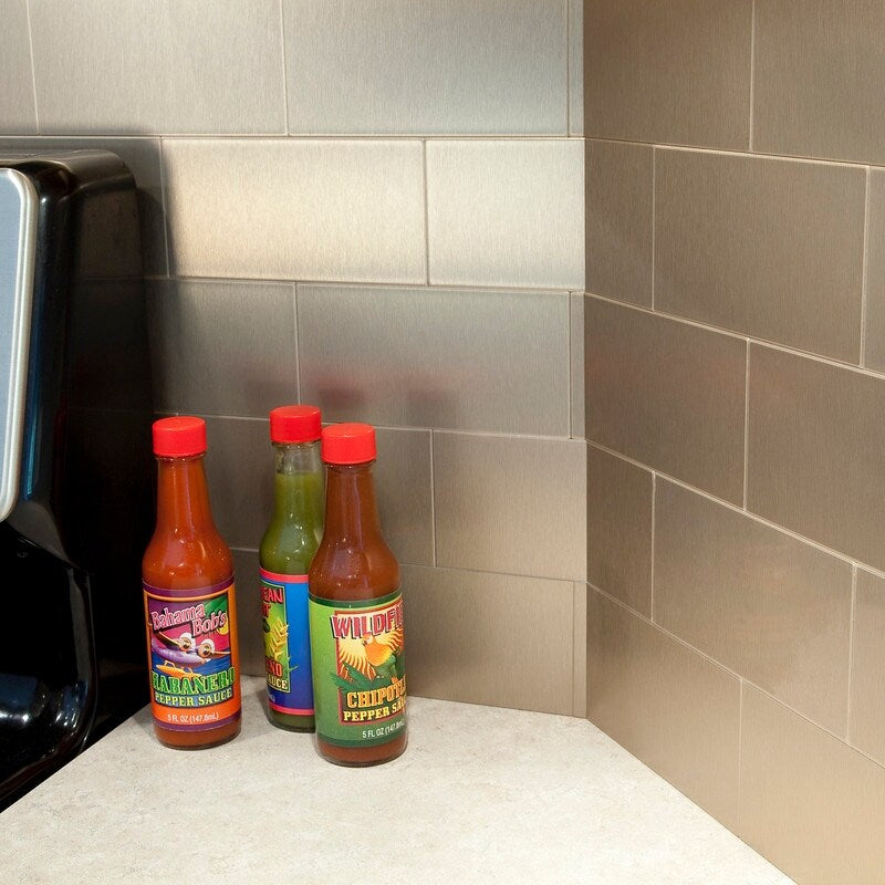 Kit de carreaux métalliques à grain court Aspect pour dosseret autocollant 3 po x 6 po, couleur champagne brossé, 15 pi²