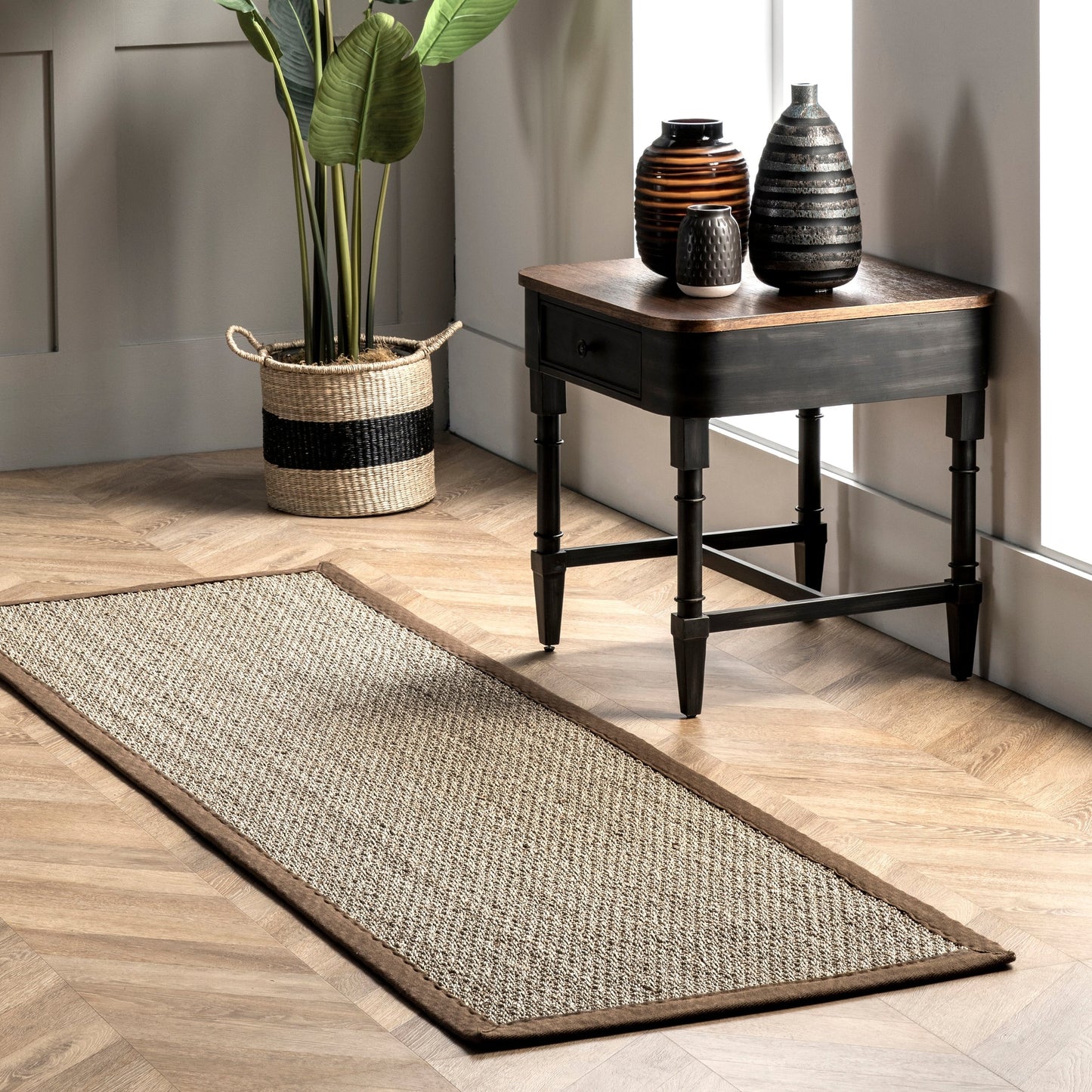 Tapis Nuloom Kiana Casual avec bordure en jonc de mer