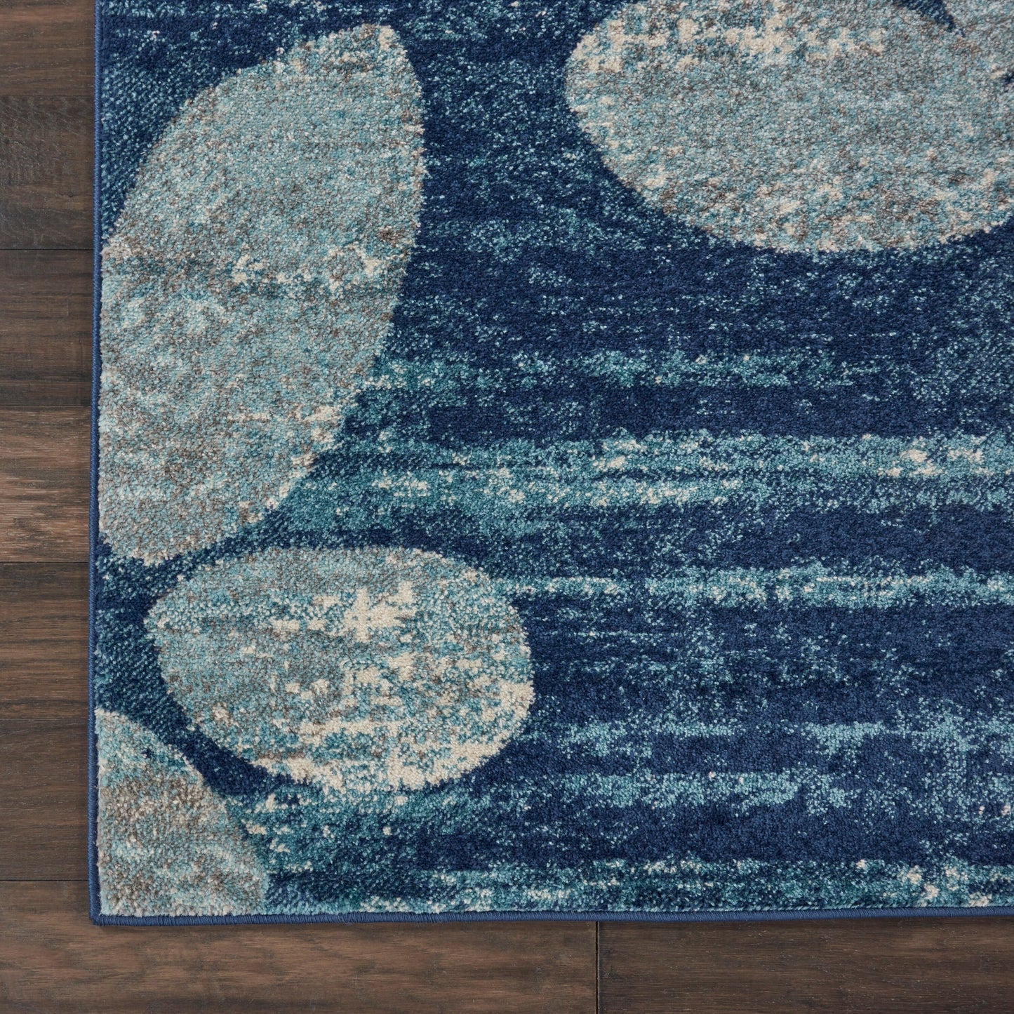 Tapis décoratif à feuilles florales tranquille Nourison