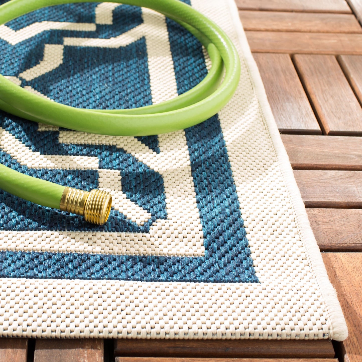 SAFAVIEH Courtyard Gulsin Indoor/ Outdoor Waterproof Patio Backyard Rug
