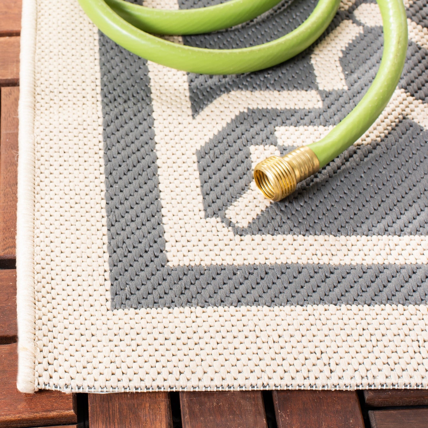SAFAVIEH Courtyard Gulsin Indoor/ Outdoor Waterproof Patio Backyard Rug