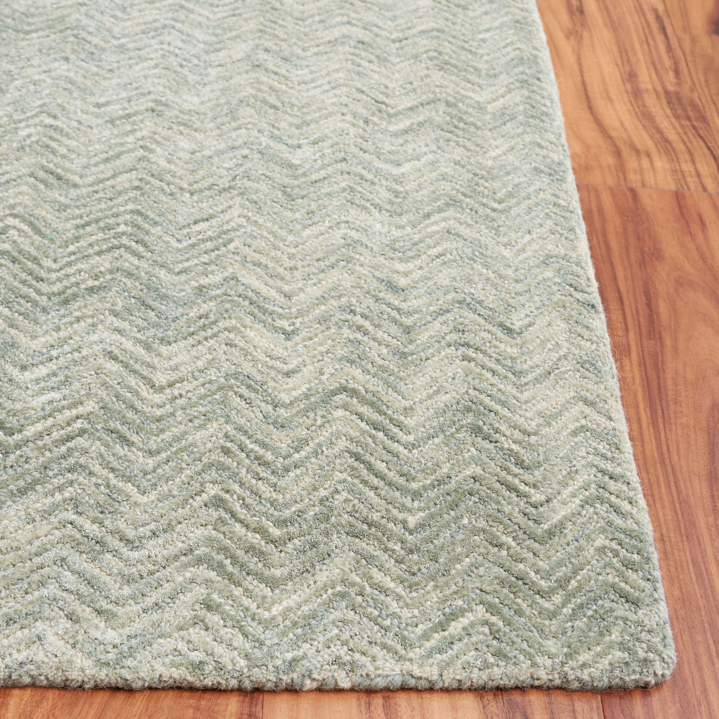 Tapis en viscose à chevrons Glamour Ostilia fait main SAFAVIEH