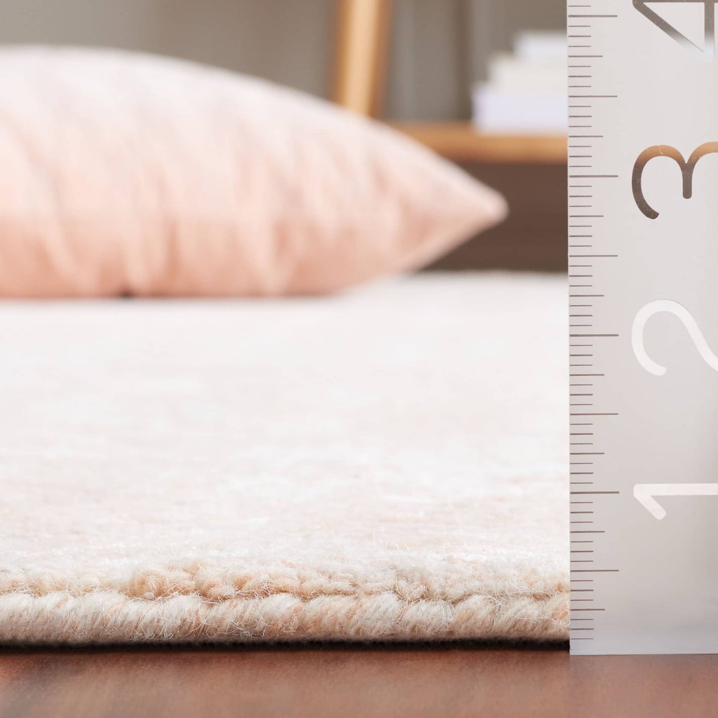 Tapis en viscose à chevrons Glamour Ostilia fait main SAFAVIEH