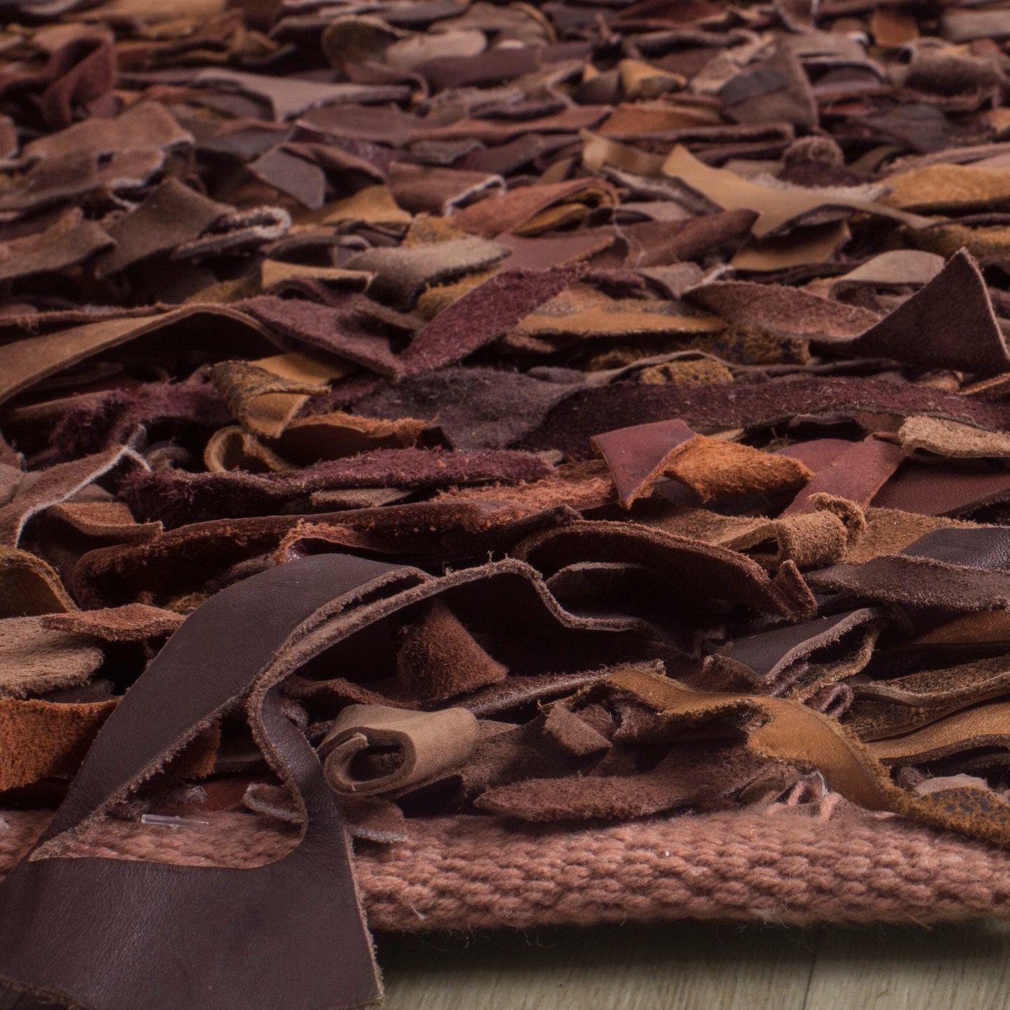 Tapis décoratif moderne en cuir fait main SAFAVIEH Shag Doinita