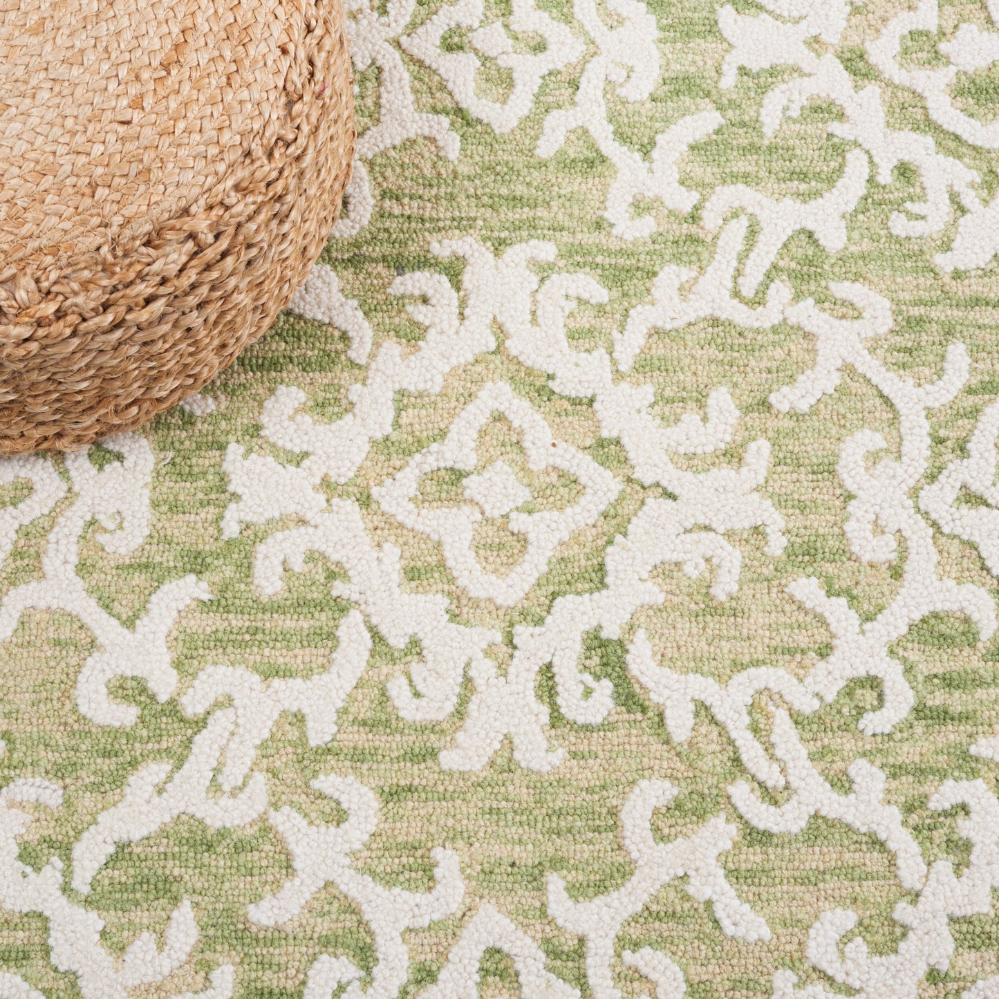 SAFAVIEH, Handmade Blossom Vesela Modern Floral Wool Rug
