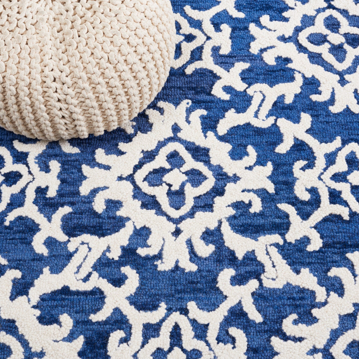 SAFAVIEH, Handmade Blossom Vesela Modern Floral Wool Rug