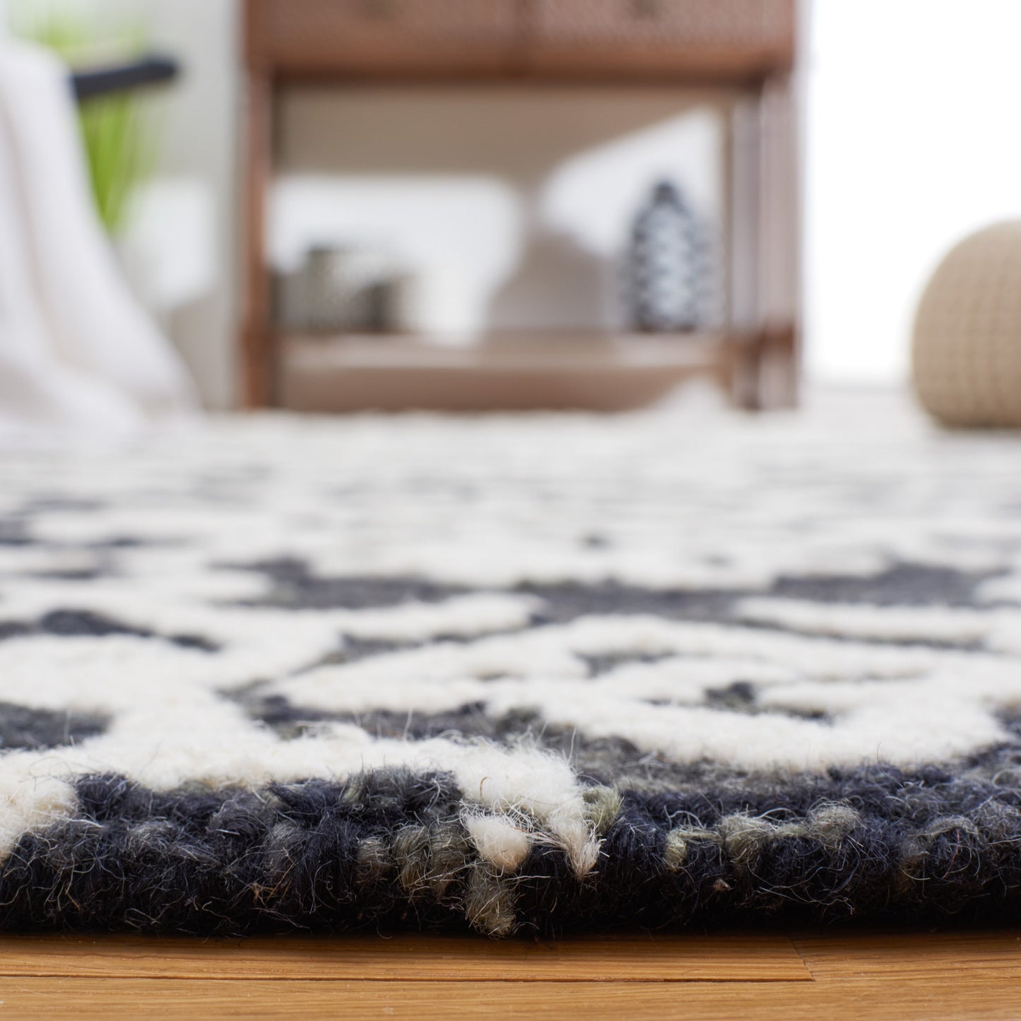 SAFAVIEH, Handmade Blossom Vesela Modern Floral Wool Rug