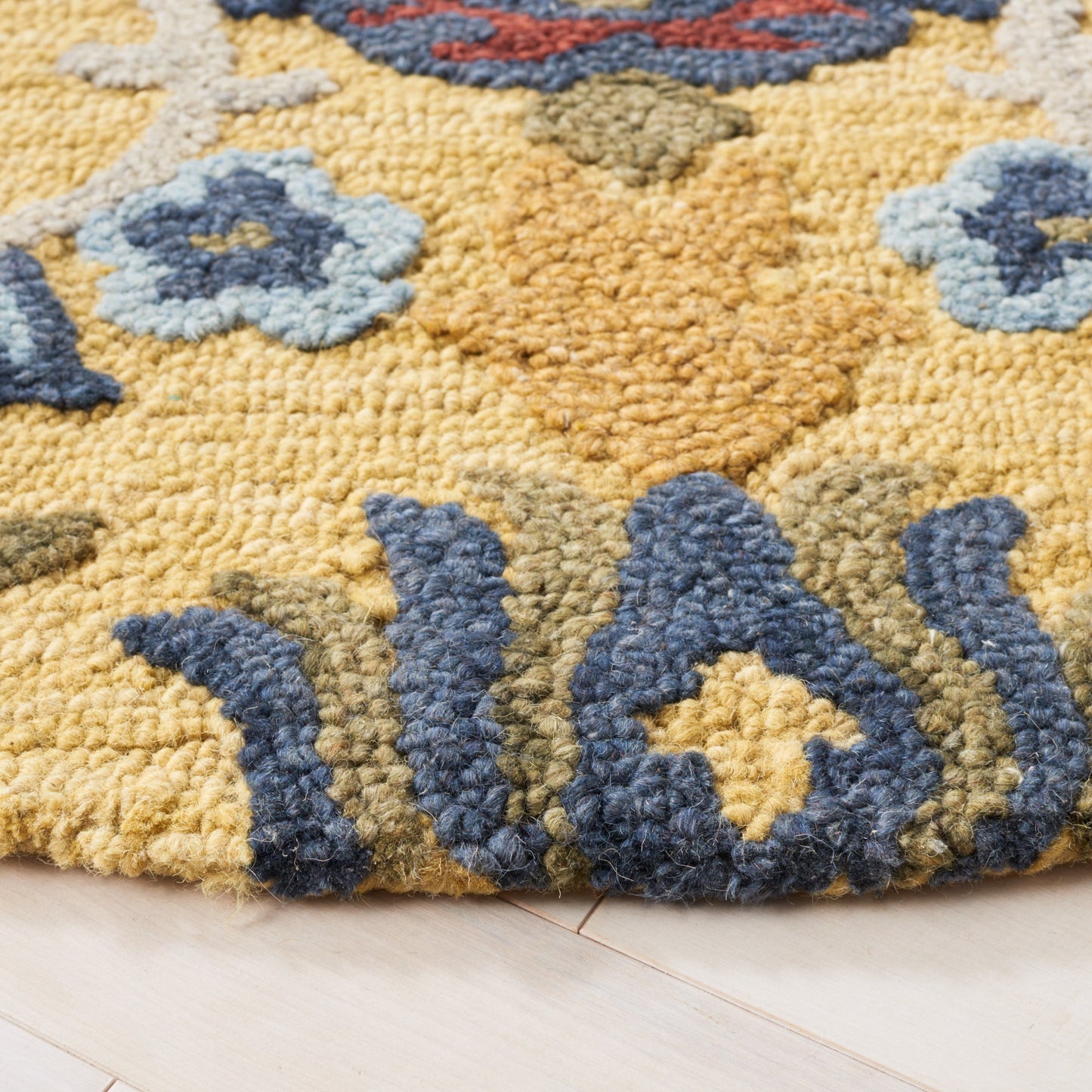 SAFAVIEH, Handmade Marietje Blossom French Country Wool Area Rug