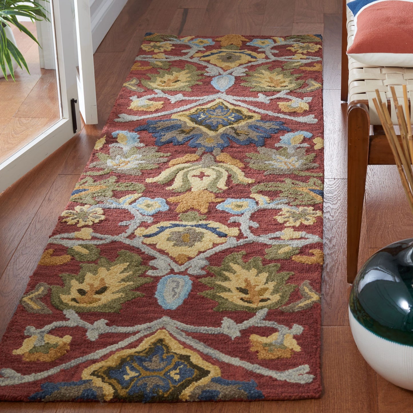 SAFAVIEH, Handmade Marietje Blossom French Country Wool Area Rug