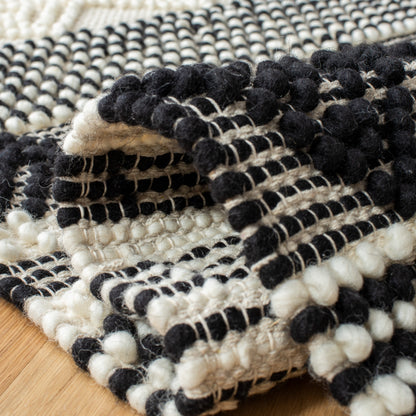 SAFAVIEH, Handmade Natura Paladia Wool Rug
